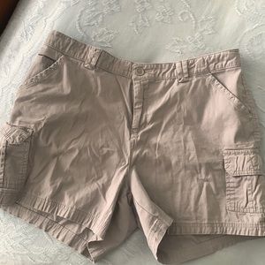 Women’s cargo short, size 14
